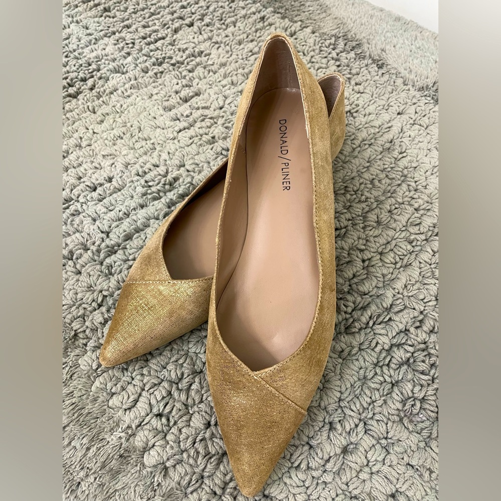 NWOB DONALD J. PLINER PALMA GOLD SKIMMER FLATS